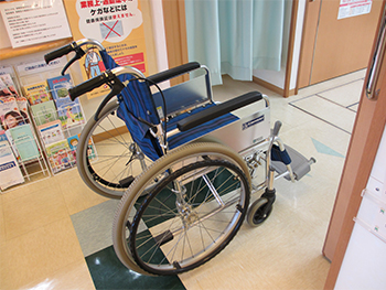 写真-車椅子のまま移動できるスライド式の扉-ふじい眼科クリニック